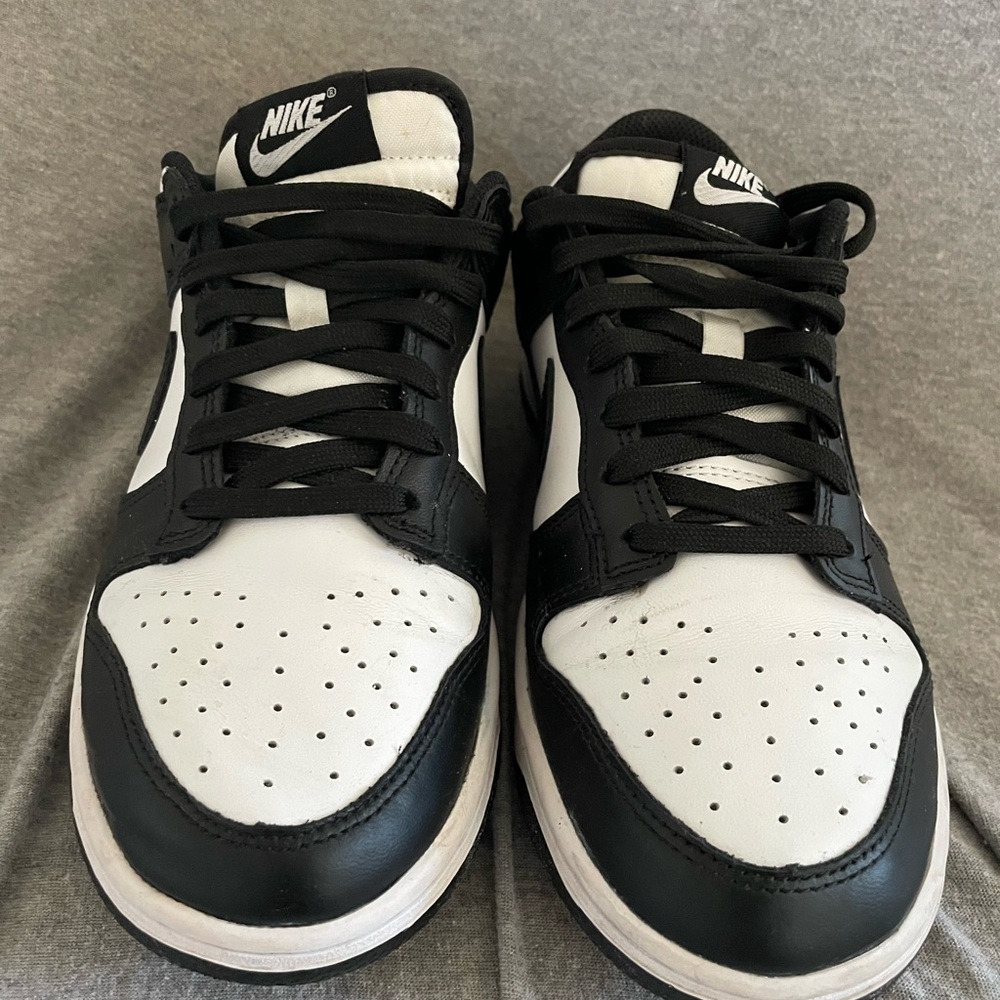 Nike Classic Panda Low Dunks Wonens Size 8 Sneakers With Box